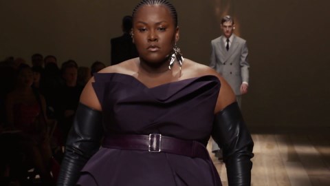 La borsa clutch di Alexander McQueen è il modello di tendenza per il 2024