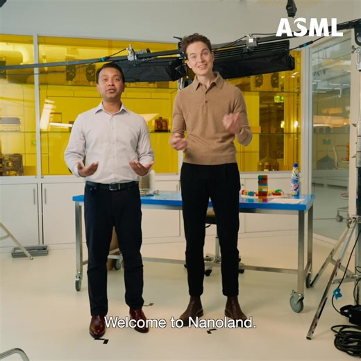 여러분은 반도체에 대해 얼마나 알고 계신가요?💡 ASML 구성원이 반도체에 대해 기초부터 설명하는 새로운 유튜브 시리즈 ‘ASML Nanoland’를 소개합니다.​ 첫 번째 에피소드에서는 실리콘이 반도체 제조에 최적의 소재로 꼽히는 이유를 살펴봅니다. 🔍 ​ ⚡ 반도체는 무엇이고, 일반 도체나 절연체와는 어떻게 다를까요?​ 🧱 실리콘이 왜 반도체 제조에 이상적인 원료일까요?​ 🧪 실리콘에 다른 원소를 도핑(Doping)하면 어떻게 되나요? ​ 실리콘이 가진 고유의 특성과 반도체 제조에서의 역할, 이외에도 다양한 반도체 이야기를 ASML Nanoland에서 확인해보세요.​ 🔗 https://www.youtube.com/watch?v=ZSpDJ5uMWeE ​ #ASML #ASMLKOREA #ASML코리아 #ASML기술 #Nanoland #반도체 | ASML