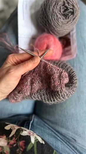 ByNightCreations / Nathalie / Natural Dyer on Instagram: "Un bonnet sur mes aiguilles 🩷 Je crois qu’il m’est impossible de passer un hiver sans tricoter de nouveau bonnet. - Je trouve qu’un bonnet, c’est un projet parfait pour tester une combinaison de couleurs, une nouvelle paire d’aiguilles ou un nouveau motif. - Du coup, en ce moment je tricote un énième bonnet It All Starts With One (mon tout premier patron de tricot) juste parce que j’avais envie de voir ce que donneraient Orion NuttGalls 