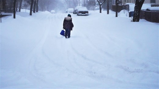 Heavy snowfall arrives in Detroit: When to shovel