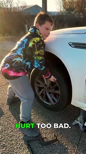 Don't Get Caught Off Guard: Change Your Tire the Safe Way 🚨 #tiresafety #emergency