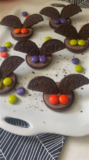 These no-bake treats are spooky-cute and so easy to make! Twist, snap, and decorate your way into the Halloween spirit. 🎃✨ 👇Full Detsils in comments 👇 I started with chocolate Oreo cookies, split them open to reveal that creamy center, then turned the cookie halves into bat wings! 🖤 Add some M&M eyes and boom—bite-sized bats ready to fly off the plate! #OreoBats #HalloweenTreats #NoBakeDessert #SpookySnacks #MMsFun #OreoCreatures #CuteAndCreepy #HalloweenReel #DIYDessert #BatsInTheKitchen #F
