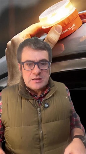 Desde el 1 de enero de 2026 la baliza V16 conectada de la DGT es el único sistema obligatorio para señalizar averías y accidentes en carretera en España, reemplazando definitivamente a los triángulos de emergencia y buscando mejorar la seguridad vial y reducir atropellos. ￼ Este dispositivo homologado emite una luz visible a larga distancia y, al activarse, envía automáticamente la ubicación del vehículo a la plataforma DGT 3.0. Esa geolocalización permite que otros conductores y servicios de as