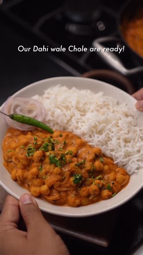 Shreya Jain on Instagram: "•EASY DAHI WALE CHOLE RECIPE•😍 Want to try super easy tasty indian gravy? Try this dahi wale chole which takes only 15-20 mins to make and is super yum!😋 Ingredients used are- Dahi (Curd)- 1 cup Ginger garlic paste- 1 Tbsp Green chillies- 2 pcs Cashews (Kaju)- 8-10 pcs Coriander powder- 1 Tbsp Turmeric powder- 1 Tsp Cumin powder- 1 Tsp Kashmiri chilli powder- 1 Tbsp Now, in a kadhai- Oil- 1 Tbsp Cumin (Jeera)- 1 Tsp Tomatoes- 2-3 medium size Kasuri methi- 1 Tbsp Salt