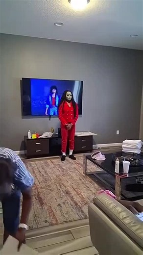 Michael Jackson Thriller Reaction at Home — Cousin Eats It So Bad