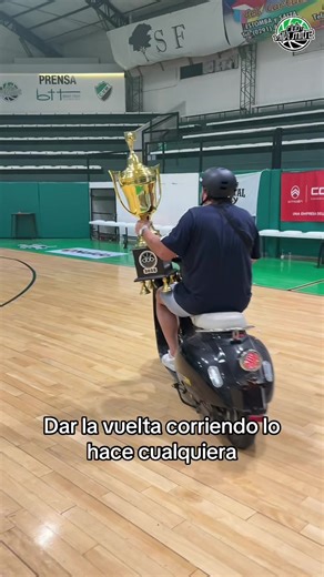 El que es tricampeón hace lo que quiere 😂 #somosfamilia #vamoslospibes #villamitre #basket #viraltiktok