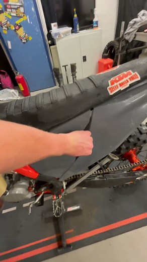 Prepping the beast for Sunday’s enduro 🔧💨*Fresh oil, clean filter, tight chain & shiny discs