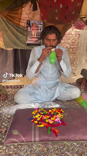 Waoo! Young Man Creates Colorful Balloons in NYCC