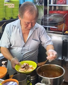 Making one of the best Chilli Prawn Mee in SG 🔥 | Singapore Foodie