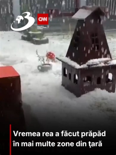 O furtună puternică care a durat mai puțin de 10 minute a lovit județul Caraș-Severin. Grindina a distrus grădinile și culturile oamenilor, iar pe jos s-a așternut un strat consistent de gheață. Aceeași situație a fost și în Maramureș, unde a fost emis și cod galben de vijelii. #antena3cnn