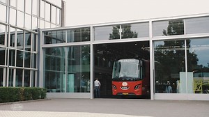 In the hunt for their 25th national championship, PSV will have a brand new team bus to transport the Eindhoveners to their matches starting with the 2019/2020 season! Today the deluxe 13.9-metre long Futura was presented to Kupers Touringcars and at the same time officially presented to PSV's supporters, players and staff. 30 supporters, the lucky winners of a special PSV contest, picked up the vehicle at VDL Bus & Coach in Valkenswaard. The team bus was officially presented to players and staf