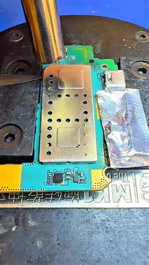 WB Tips For Repair on Instagram: "PCB shield remove tips and trick 📲🛠️✅#repair #technology #shorts"