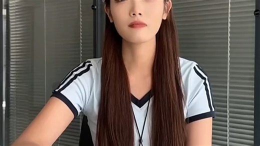 家庭必备开关插座套装，型号KJ-2024，三孔五孔组合设计，安全防火阻燃材质，适用于客厅卧室厨房，安装便捷，用电更安心。