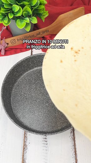 PRANZO IN 10 MINUTI in friggitrice ad aria 🤩 Ecco un piatto completo golosissimo ma soprattutto facile e veloce! RICETTA E DOSI 👇 https://blog.giallozafferano.it/lemillericettedivale/ricetta-piadifrittata-in-friggitrice-ad-aria/ | Le mille ricette di Vale - friggitrice ad aria