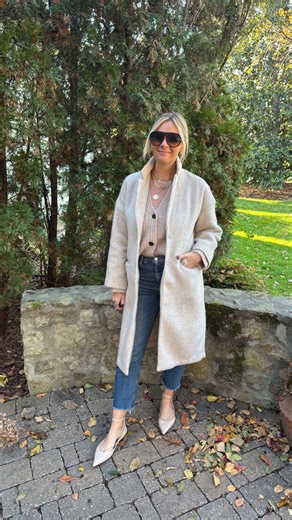 Nashville Personal Stylists | Katie Chisholm Rushton on Instagram: "Same color, same texture, same weight — winter outfits can quickly start to look heavy and flat. What’s missing? Contrast. Structure. Depth. Even neutral outfits need variation: • soft + structured • matte + texture • fitted + relaxed This is where styling actually lives — not in buying more clothes, but in knowing how to combine them. And this is exactly what we teach our clients. Follow for more stylist-level winter advice you