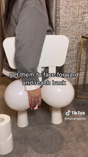 Here’s a fun, effective way to teach your little ones how to wipe their bottoms 💩 This is an important skill to teach your little ones, especially before they start school ✨ Practise makes perfect! Let me know in the comments if you’ve given this hack a go! 🙌#pottytraining #balloonhacks #pottytraininghack #positiveparenting #nutel
