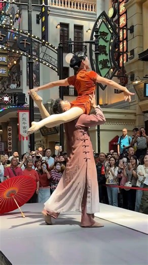 他一身力气，她一身仙气，合起来是一脸福气，记录精彩瞬间，每天分享快乐，走进网红打卡地#广东千古情#广东千古情景区#广东被千古情具象化了#狂欢中国年