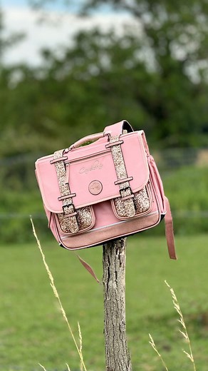 Jérome et Lucile 🌻 on Instagram: "Bon ok,c’est le début des vacances…🛫🏝️👙…mais on avait vraiment envie de vous faire découvrir la marque de cartable française @cameleon.officiel 💼🇫🇷 Destinée aux enfants de la maternelle à la primaire Les cartables sont solides, fonctionnels et bien équipés ✅ Comme ça vous serez au top pour la rentrée 👩‍🏫🏫☀️ Réf :Cartable enfant 2 compartiments Vintage fantasy 38 cm Colori « Glossy Pink » Collaboration commerciale #jeromeetlucile #cameleon #monsaccamele