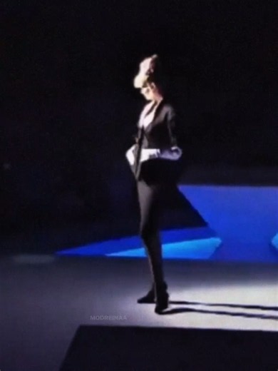 Model Walk Tips: Master the 90s Supermodel Catwalk Look