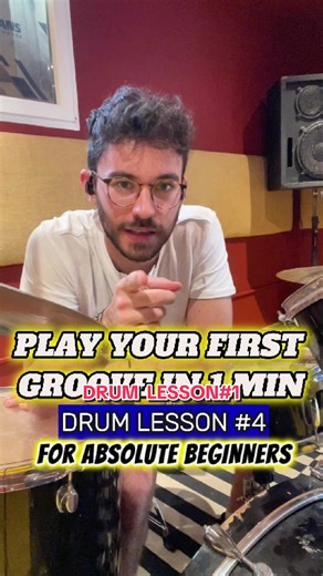 🇮🇹Non hai mai suonato la batteria? Vorresti imparare qualcosa di semplice, immediato e soddisfacente per suonare sulle canzoni? Questa lezione è per te!❤️🥁 - 🇺🇸If you don’t know anything about drums and you want to learn something easy and quick to play along to songs… this lesson is for you❤️🥁 - - - - #drumlesson #drumteacher #learn #to #play #the #drums #with #me #drummer #batteria #batteristiitaliani #groove #firstlesson #education #tutorial #imparare #drumstagram #vaterdrumsticks #drum