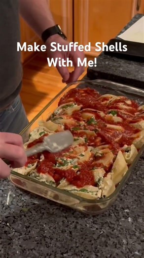 We made these stuffed shells (start to finish) in under an hour! #quickmeals #weeknightdinners
