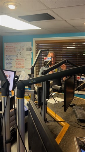 The Mix Morning Show had a very talkative visitor…. Jerry the parrot from the Nashville Zoo! 🦜🎙️ See Jerry, along with many other zoo ambassadors, on September 19th at Sunset Safari, all while sampling from Nashville’s top restaurants! Tickets are available now! Listen to the Mix Morning Show’s full conversation about Sunset Safari at mix929.com and check out the details at nashvillezoo.org! | Mix 92.9