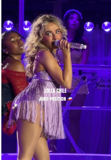 going back to her festival roots with the festival Juno positions/poses 🤝 @Sabrina Carpenter #lollapaloozachile #sabrinacarpenter #junoposition #juno #lollachile @lollapaloozacl @Team Sabrina