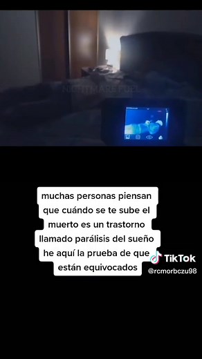 La parálisis del sueño es un fenómeno en el que la persona se despierta en medio de un sueño REM y experimenta la incapacidad de moverse o hablar. Esto ocurre porque el cerebro aún está en modo de sueño y los músculos se mantienen temporalmente paralizados. La ciencia explica que la parálisis del sueño ocurre debido a un desajuste entre el cerebro y el cuerpo al transitar entre el sueño y la vigilia. La falta de sueño, el estrés y los trastornos del sueño son factores de riesgo. Las personas que