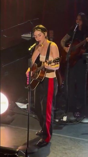 Gracie Abrams – Mini Bar (First Live Performance) 🎤💙#GracieAbrams #MiniBar #Shorts #Live
