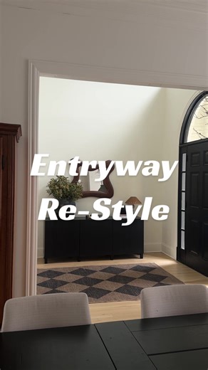 what do we think? anyone else crave a re-style after a few months? this @luluandgeorgia mirror truly sparked my entry update. it needed its moment, no? console - @ikeausa BESTA vase - @thedesignhousehdc silver tray and organic pot - @zarahome lamp - @erica.marie.interiors rug - @ruggable x @goop #entryway #entrywaydecor #entrywayinspo #stylewithme #softminimalism