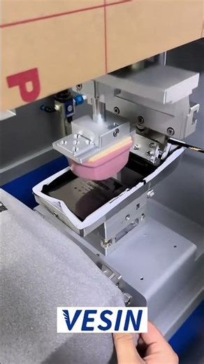 Print the neck labels on clothing by pad printing machine.👕™️©️®️