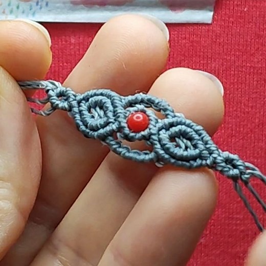 8.5K views · 159 reactions | Pulseira Macrame Design Central. Tutorial Completo no link disponível nos comentários ✨ #macrame#macrametutorial#pulseiramacrame#macramebracelet#macramelovers#feitoamao#macramedesign | Criativa Macrame | Facebook