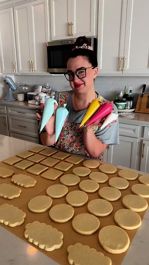 481K views · 101K reactions | I have to know, do you have a favorite cookie set I’ve done?! I genuinely don’t know which ones my fav maybe the berry sweet baby shower 樂 #cookies #cookiedecorating #cookiedecorator #baking #baker | Skylar Toth | Facebook