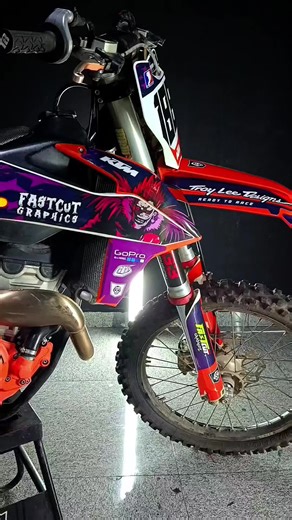 Deja que tu nave robe miradas 💯🇪🇨🔥🤙🏼 💥 stickers personalizados 💥 . . 🚩visítanos en Latacunga o escríbenos al 096 842 3109 #ktm #stickers #diseñospersonalizados #calcomaniasparamotos #decals