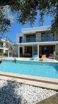 Kuşadası'nda Geniş Bahçeli Villa, Merkezde ve Denize Yakın | Kuşadası Satılık Villa