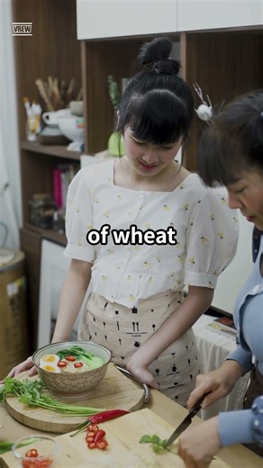 日本のごはん_6ラーメン！Ramen is a Japanese noodle soup with broth and toppings.