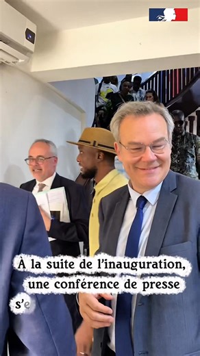 ✨Présentation des actions de la France sur l’impulsion des Industries Culturelles et Créatives en Guinée ! 📸📹 Une conférence de presse de lancement s’est déroulée au Centre Culturel Franco-Guinéen, ce jeudi 09 octobre en présence de S.E. M. le Ministre de la Culture Moussa Moïse Sylla, d’une cinquantaine de journalistes et de très nombreux acteurs de la culture en Guinée. Les différents projets ont été présentés par leurs concepteurs autour d’un fil conducteur : 👉 Les jeunesses créatives et e