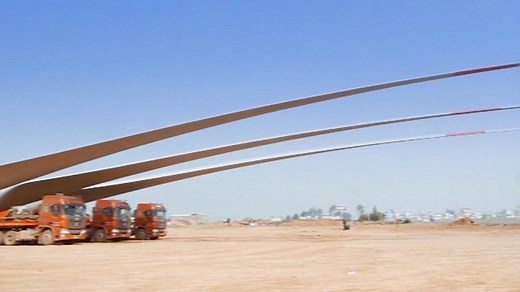 Watch how trucks move wind turbine blades to top of mountain