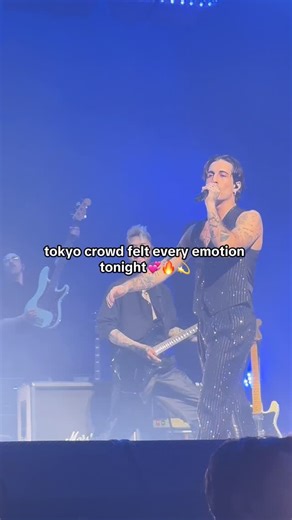 DD on Instagram: "Damiano David — Live in Tokyo 🇯🇵🎤✨ #damianodavid #FunnyLittleFears #WorldTour2025 #TokyoVibes #indiemusic #LivePerformance"