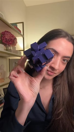 Marianna Girgenti on Instagram: "La primera vez que intenté hacer este cubo me parecía IMPOSIBLE. Ya después se convirtió en una adicción de agilidad mental. Si ya sabes hacer el cubo tradicional, te reto a resolver este. Coméntame “link” y te lo envío directo a tus mensajes✨"