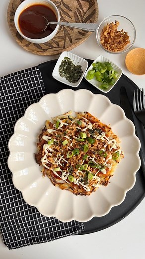 Suzanne 🍒 plantaardig zonder gedoe | Okonomiyaki is een gerecht uit de Japanse keuken dat bestaat uit een soort hartige pannenkoek van witte kool en andere groenten getopt met... | Instagram