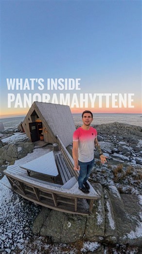 What's inside @panoramahyttene at Sandve, Karmøy 📍🌊🏞️ An insane view of the sky, ocean and nature around. Right at the edge of the ocean 🌊🏞️ A big comfy bed 🛏️ Fireplace 🔥 Bathroom with toilet and shower 🚽 🚿 Sleeping loft with more beds 🛏️🛏️ Full kitchen with all you need: Cooking plates, stove, dishwasher, coffee machine, water boiler and refrigerator 🍽️ Perfect place for both extreme weather and shining sun ☀️ 🌊🎐 ❄️ Norsk 🇧🇻 Hva er inni @panoramahyttene på Sandve, Karmøy 📍🌊🏞