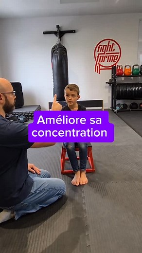 Améliorer la concentration grâce au mouvement Dans cet exercice, l’enfant doit toucher une cible qui change de place, utiliser un doigt différent à chaque fois… puis taper son genou opposé entre chaque geste. Un enchaînement volontairement complexe. Pourquoi ça marche aussi bien ? – on renforce la proprioception : mieux percevoir son corps dans l’espace – on stimule le cervelet, la structure clé du contrôle moteur – on améliore l’attention – on renforce la planification et l’organisation du gest