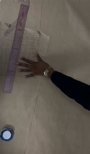 Chaque vêtement commence par une réflexion. Avant de couper le tissu ou d’assembler les pièces, nous prenons le temps de comprendre la structure du modèle : la forme, l’aisance, l’évasement, l’effet recherché. Ici, nous travaillons à partir d’une jupe de base pour la transformer en jupe longue évasée en réfléchissant à chaque modification du patron afin d’obtenir exactement le rendu souhaité. C’est cette méthode qui permet aux apprenants de ne pas simplement reproduire un modèle mais de comprend