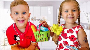 Diana tiene muchos juguetes. Roma también quiere jugar. La pequeña niña no quiere compartir así que Roma toma todos sus juguetes y hace una tienda... Niños juegan al Super Mercado con comida de jugueteSuscríbete a Diana Bebe - (Diana y Roma en español)Kids Diana Show - | Diana En Español