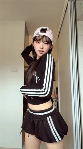 Emma/胡耑嫥/후촨촨 on Instagram: "Mini skirt 😈 . . . #aoa #miniskirt #fyp #reels #challenge #trend #tiktok #dance #ootd #outfit #style #wiwt ##코디 #댄스 #추천"