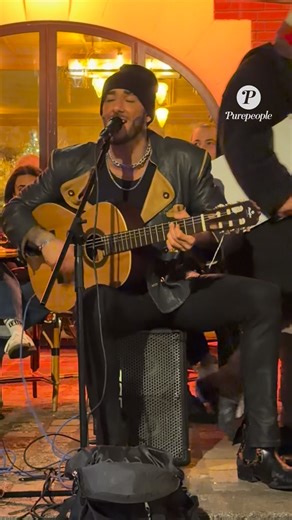 Purepeople on Instagram: "Quand tu croises Nick Mallen dans les rues de Paris 🎶🔥 @nick_mallen Scène totalement inattendue : Nick Mallen en train de chanter les Gipsy Kings, guitare et voix au cœur de Paris. Un moment brut, spontané, qui attrape les passants et transforme la rue en concert improvisé. La musique, la vraie, sans filtre ✨ Vous vous seriez arrêtés pour écouter ? 💬👇 #NickMallen #GipsyKings #Paris #StreetMusic #MomentMagique #Purepeople #Bestimage"