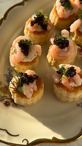 De her små krustader er fyldt med urtecreme og rejer og de er helt perfekte som forret eller som en lille snack til årets nytårstale. 👸🤴 Jeg kalder dem krustader her, fordi det er der flere supermarkeder der gør. Den korrekte betegnelse er vist nok bouches. Da krustader er lidt anderledes. Men uanset navn, så smager de skønt! 😍 GEM OPSKIRFTEN TIL NYTÅR 🎉🥳 Ingredienser Urtecreme * 100 g flødeost med urter * 50 g creme fraiche 18 % * 2 spsk dild, hakket * 1 tsk citronsaft * salt * peber Derud