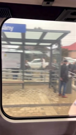 🚆 Történelmi nap Kisvarsány életében! Tiba Péter, Kisvarsány polgármestere joggal fogalmazott így: ma új vasúti megállóhelyet adtunk át Kisvarsányban. Ez a beruházás egy országos kiterjedésű program része, amely 14 vármegyében, több mint 30 helyszínen valósul meg. 🙏 Köszönet a Magyar Kormány támogatásáért, a Magyar Falu programért, amely lehetővé tette, hogy Kisvarsány központjában korszerű, a 21. századi elvárásoknak megfelelő megállóhely épüljön. 🔧 Felújítási és fejlesztési munkálatok: • ♿️