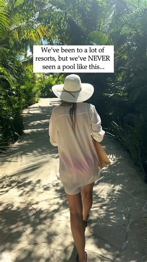 Have you ever seen a pool like this?! The lagoon-style pool at Secrets Moxché was one of the most unique pools we’ve ever been in! It’s the first pool you see from the lobby. It’s HUGE! And what we didn’t really notice until we were closer: it’s surrounded by sand! Here’s what we loved about it: 🏝️ Mimics the ocean — You won’t feel like you’re missing out if the real ocean isn’t your thing. No seaweed, no sea creatures. ☀️ Zero-entry — Nice, gentle slope into the water. This seems ideal for tho